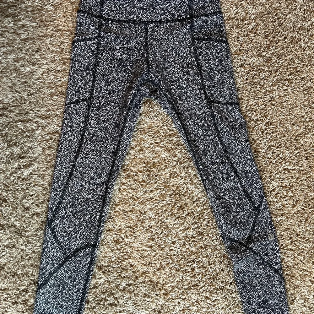 Lululemon Tight Stuff Tight II 25” Reflective Scallop Alpine White/Black Sz 4 - Picture 2 of 15